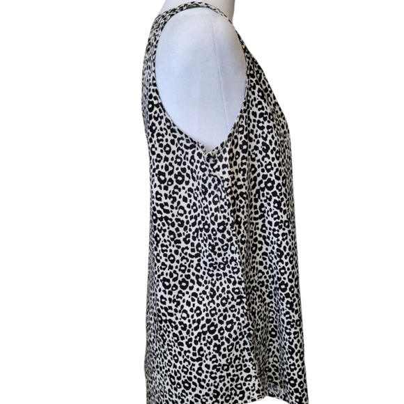 Old Navy Sleeveless Blouse V-Neck - Picture 4 of 5